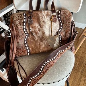 🤠Haute Southern Hyde🤠 🐮true cow hyde/leather🐮 ✨gently used✨